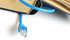  Fotolia/DLeonis Caldicola, Buch mit USB-Kabel