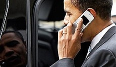  AP/Alex Brandon, Obama spricht auf seinem Mobiltelefon