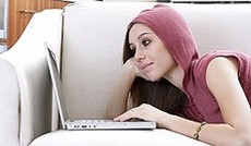  Fotolia/arieliona, Junge Frau vor einem Laptop