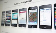  Screenshot Apple.com, iPhones mit verschiedener Software am Display