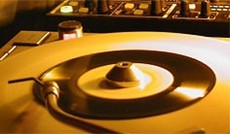  Bild: PLAY.FM, Vinyl-Schallplatte auf einem Turntable