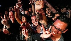  Reuters/Mario Anzuoni, Fans bei einem Konzert der Sex Pistols in der Roxy Bar in Los Angeles.