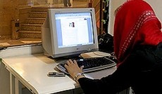  AP/Hasan Sarbakhshian, Iranerin beim Bloggen vor dem Bildschirm