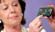  APA/EPA/Olivier Hoslet, EU-Kommissarin Neelie Kroes zeigt auf einen Intel-Chip