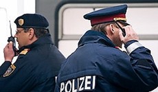  ORF.at/Christian ser, Zwei Polizisten beim Funken