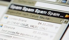  Fotolia/Franz Pfluegl , Spamfilter eines e-Mail Programms