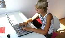  Fotolia/Phototom, Jugendlicher vor dem Laptop