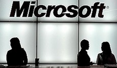  APA/EPA/Everett Kennedy Brown , Silhouetten von Leuten vor einem Microsoft-Logo