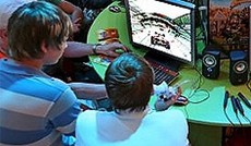  APA/EPA/Jan Woitas, Burschen spielen vor einem PC-Monitor