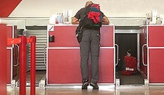  ORF.at/Wolfgang Rieder, Passagier beim Check-in am Flughafen.