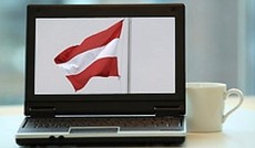  Fotolia/abal, dipego (Montage), Netbook mit Foto von sterreichischer Fahne am Bildschirm