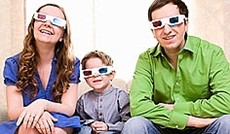  Fotolia/Alexander Shalamov , Familie mit 3-D-Brillen