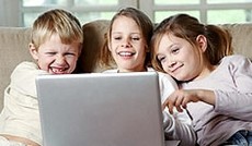  Fotolia/Liv Friis-larsen, Drei Kinder beim pielen vor einem Laptop