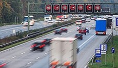  Fotolia/Manfred Steinbach, Autos durchfahren ein Verkehrsleitsystem auf einer Autobahn.