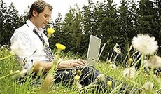  Fotolia/Patrizia Tilly, Mann mit Notebook in der Wiese.