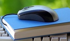  Fotolia/inacio pires , Maus liegt auf einem Buch, das auf einer Tastatur liegt