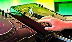  Fotolia/corepics , DJ arbeitet mit elektronischen Gerten