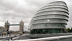  AP/Sang Tan, Tower Bridge und Rathaus in London.