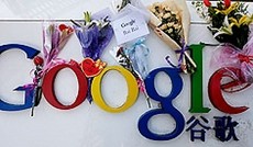  AP/Vincent Thian, Blumen liegen auf dem Google-Logo