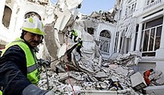 � Reuters/Daniel Aguilar, Zerst�rtes Haus nach Erdeben und Feuerwehrmann