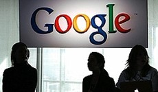  Reuters/Robert Galbraith, Google Schriftzug und Silhouetten von Personen