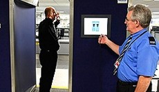  Reuters/Phil Noble, Kontrolle am Flughafen mit einem Nacktscanner