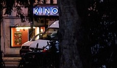© Günter Hack, Kinoschild hinter Büschen © Günter Hack, Kinoschild hinter Büschen