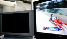 © ORF.at/Roland Winkler, Ein Fernseher, auf dem eine Olympia-Übertragung läuft; danaeben ein weiteres Fernsehgerät mit schwarzem Bildschirm. © ORF.at/Roland Winkler, Ein Fernseher, auf dem eine Olympia-Übertragung läuft; danaeben ein weiteres Fernsehgerät mit schwarzem Bildschirm.