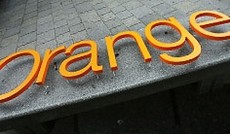  Bild: Orange, Ein Logoschriftzug der Firma Orange liegt auf einer Bank