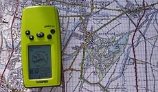  ORF.at/Claudia Glechner, Utensilien fr die Suche eines Geocaches: Garmin Geko 201 und eine Landkarte