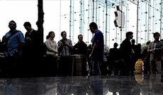  APA/EPA/Justine Lane, Eine Menschenschlange vor dem Apple-Store in New York