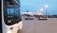  Gnter Hack, Flughafenbus mit Lufthansa-Maschine