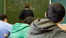  ORF.at/Carina Kainz, Eine Lehrerin schreibt den Lehrstoff an die Tafel, whrend Schler ihr aufmerksam zuhren