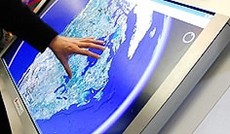  Reuters/Rick Wilking, Person interagiert mit Google-Earth-Touchscreen