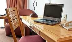  Fotolia/John Tomaselli, Hotelzimmer mit Laptop auf einem Tisch