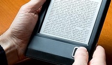  Fotolia/Photosani, Jemand hlt einen Ebook-Reader