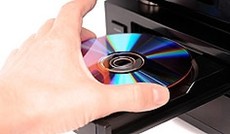  Fotolia/Aleksandr Lazarev , DVD wird in DVD-Player gelegt