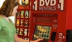  Redbox, Kundin vor einem DVD-Verleihkiosk der Firma Redbox