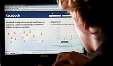  APA/dpa/Julian Stratenschulte, Mann sitzt vor Monitor mit geffneter Facebook-Seite